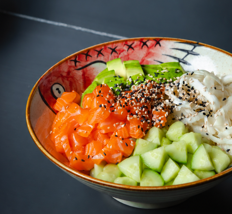 Bol poke au saumon et avocat
